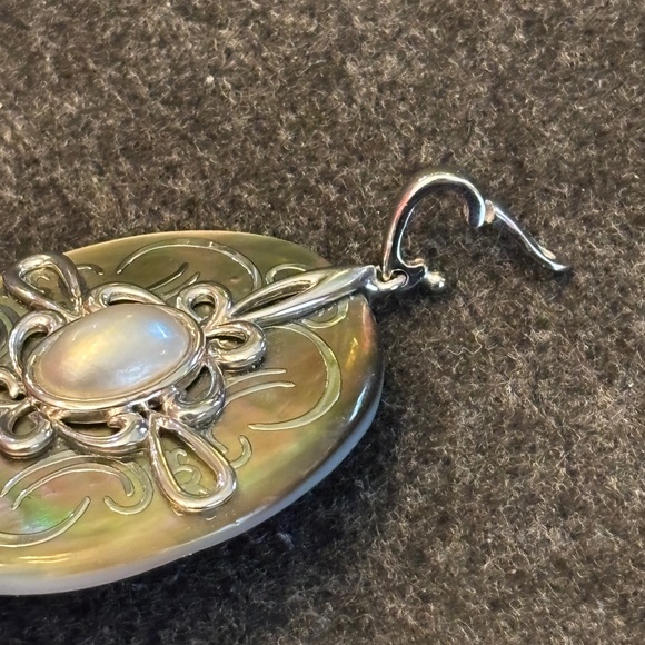 Large oval mother-of-pearl pendant with pearl and silver embellishments - Picture 4 of 5
